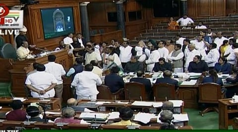 மக்களவையில்காங்கிரஸ் உள்ளிட்ட எதிர்க்கட்சி எம்.பி.க்கள் அமளியில் ஈடுபட்ட காட்சி : படம் ஏஎன்ஐ