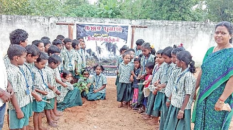 தஞ்சாவூர் மாவட்டம் பட்டுக்கோட்டை அருகே வேப்பங்காடு அரசு பள்ளியில் கஜா புயல் முதலாமாண்டு நினைவு தினத்தையொட்டு மரக்கன்றுகளை நட்டு பசுமையை மீட்க உறுதிமொழி ஏற்ற பள்ளி மாணவர்கள்.