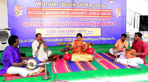 விழுப்புரம் பனங்குப்பம் ஜான் டூயி இன்டர்நேஷனல் சிபிஎஸ்இ பள்ளியில் நடைபெற்ற நிகழ்ச்சியில் தொடர்ந்து 5 மணி நேரம் வீணை வாசித்து சாதனை படைத்த மாணவி சாரதா தேவி.