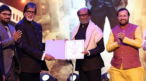 என்னை வாழவைத்த தெய்வங்களான தமிழ் மக்களுக்கு விருதை அர்ப்பணிக்கிறேன்: ரஜினி நெகிழ்ச்சி
