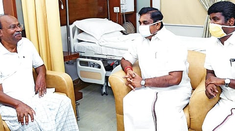 சென்னை அப்பல்லோ மருத்துவமனையில் சிகிச்சை பெற்று வரும் பாமக நிறுவனர் ராமதாஸை முதல்வர் பழனிசாமி சந்தித்து உடல்நலம் குறித்து விசாரித்தார். உடன், அமைச்சர்கள் சி.விஜயபாஸ்கர், எம்.சி.சம்பத்.
