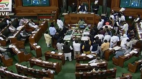 மக்களவையில் காங்கிரஸ் எம்.பி.க்கள் அமளியில் ஈடுபட்ட காட்சி : படம் உதவி ஏஎன்ஐ