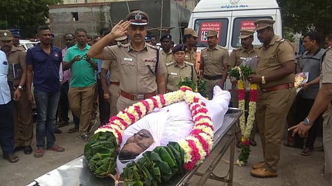 லாரி மோதி தலைமைக் காவலர் பலி: மோட்டார் சைக்கிள் பள்ளத்தில் இடறியதில் விபரீதம்