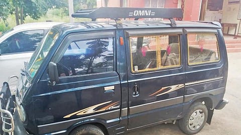 போலீஸாரால் பறிமுதல் செய்யப்பட்ட வேன்.