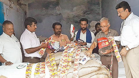 பொள்ளாச்சியிலுள்ள குடோனில் தடை செய்யப்பட்ட புகையிலை பொருட்களை பறிமுதல் செய்த அதிகாரிகள். படம்: எஸ்.கோபு.