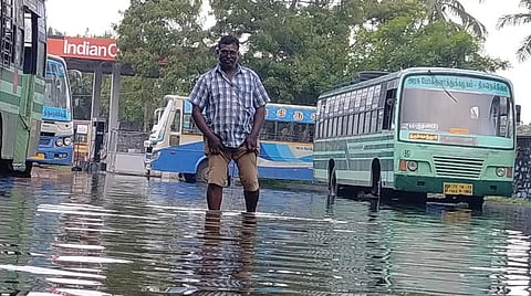 திருச்செந்தூரில் 40 மி.மீ. மழை பதிவு; போக்குவரத்து பணிமனையில் குளம் போல் தேங்கிய தண்ணீர்: ஓட்டுநர், நடத்துனர் திடீர் போராட்டம்