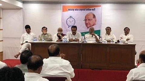என்சிபி கட்சியின் எம்எல்ஏக்கள் கூட்டம் மும்பையில் நடந்த காட்சி : படம் ஏஎன்ஐ