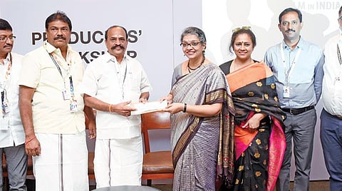 இந்திய அரசின் தேசிய திரைப்பட வளர்ச்சிக் கழகத்தின் சார்பில் கோவா மாநில தலைநகர் பனாஜியில் நடைபெற்று வரும் சர்வதேச திரைப்பட விழாவில், தமிழ்நாடு அரசின் சார்பில் செய்தி மற்றும் விளம்பரத் துறை அமைச்சர் கடம்பூர் ராஜு கலந்து கொண்டு தமிழ்நாடு அரசின் பங்களிப்பாக ரூ.10 லட்சம் நிதியுதவிக்கான காசோலையை தேசிய திரைப்பட வளர்ச்சிக் கழகத்தின் நிர்வாக இயக்குநர் கல்யாணியிடம் வழங்கினார். உடன் விளாத்திகுளம் எம்எல்ஏ சின்னப்பன்.