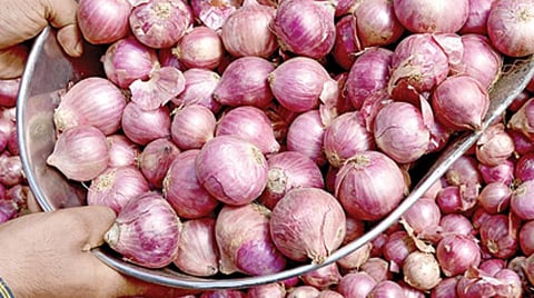 கோயம்பேடு சந்தைக்கு தொடர்ந்து வரத்து குறைவால் வெங்காயம் விலை கிலோ ரூ.85 ஆக உயர்வு: பண்ணை பசுமை கடைகளில் ரூ.40-க்கு விற்பனை