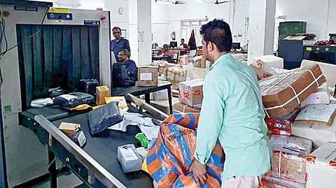 சென்னை மீனம்பாக்கத்தில் உள்ள சர்வதேச அஞ்சல் நிலையத்தில், வெளிநாடுகளுக்கு அனுப்பப்படும் பார்சல்கள் ஸ்கேனர் கருவி மூலம் பரிசோதிக்கப்படுகின்றன.