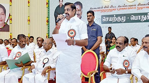 பொதுக்குழு கூட்டத்தில் கட்சியின் இணை ஒருங்கிணைப்பாளரும் முதல்வருமான பழனிசாமி பேசினார். உடன் அவைத் தலைவர் இ.மதுசூதனன், ஒருங்கிணைப்பாளர் ஓ.பன்னீர்செல்வம் உள்ளிட்ட நிர்வாகிகள்.