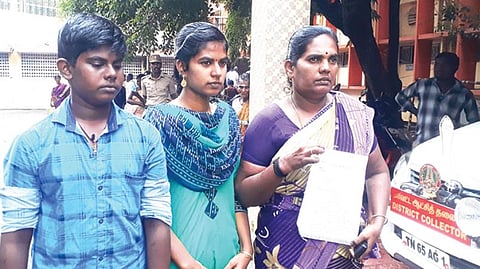 தங்களை ஊரை விட்டு ஒதுக்கி வைத்திருப்பதாக ராமநாதபுரம் ஆட்சியரிடம் மனு அளிக்க வந்த பெண்.