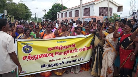 காலமுறை ஊதியம் உள்ளிட்ட கோரிக்கைகளை வலியுறுத்தி விருதுநகரில் சத்துணவு ஊழியர்கள் சாலை மறியல்: 173 பேர் கைது