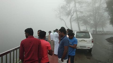 கொடைக்கானலில் பகலிலேயே கடும் பனிமூட்டம்; சுற்றுலா பயணிகள் ஏமாற்றம்: வாகனங்கள் செல்வதிலும் சிரமம்