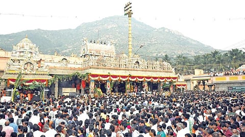 துர்க்கை அம்மன் உற்சவத்துடன் திருவண்ணாமலையில் கார்த்திகை தீபத் திருவிழா நாளை தொடக்கம்: டிசம்பர் 10-ம் தேதி மகா தீபம் ஏற்றப்படுகிறது 