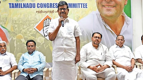 காங்கிரஸ் மாவட்டத் தலைவர்கள் கூட்டம் தமிழக காங்கிரஸ் தலைவர் கே.எஸ்.அழகிரி தலைமையில் சென்னை சத்தியமூர்த்தி பவனில் நேற்று நடைபெற்றது. இந்தக் கூட்டத்தில் அகில இந்திய செயலாளர்கள் சஞ்சய் தத், ஸ்ரீவல்ல பிரசாத், முன்னாள் மாநிலத் தலைவர்கள் கே.வீ.தங்கபாலு, எம்.கிருஷ்ணசாமி உள்ளிட்டோர் பங்கேற்றனர். படம்: ம.பிரபு