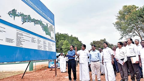 ஆத்தூர் அடுத்த தலைவாசலில் சர்வதேச கால்நடை ஆராய்ச்சிப் பூங்கா அமையும் இடத்தை அமைச்சர் உடுமலை ராதாகிருஷ்ணன் ஆய்வு செய்தார். உடன் தலைமைச் செயலர் சண்முகம், கால்நடைத்துறை செயலர் கோபால், சேலம் ஆட்சியர் ராமன் உள்ளிட்டோர்.