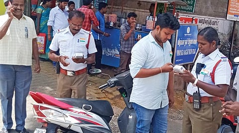 போக்குவரத்து விதிமீறல் தொடர்பாக மதுரை நீதிமன்றம் பகுதியில் இ-சலான் மூலம் அபராதம் வசூலித்த போக்குவரத்து போலீஸார். (கோப்புப் படம்)
