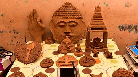 நாட்டு மாடுகளின் சாணத்திலிருந்து 100 வகையான கலைப்பொருட்கள் தயாரிக்கும் உசிலம்பட்டி விவசாயி
