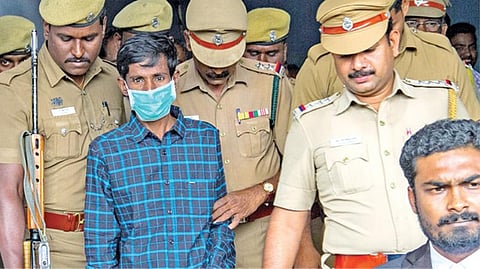 திருச்சி ஜே.எம்-2 நீதிமன்றத்தில் நேற்று ஆஜர்படுத்திவிட்டு முருகனை அழைத்து வரும் போலீஸார். படம்: ஜி.ஞானவேல்முருகன்