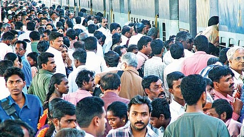புதிய ரயில்கள் இயக்குவது குறைப்பு: பயணிகளின் எண்ணிக்கை 4 ஆண்டுகளில் 33 கோடி உயர்வு - பல மடங்கு கட்டண சிறப்பு ரயில்கள் அதிக அளவில் இயக்கம்