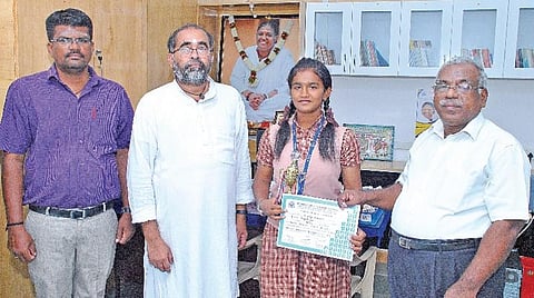 வில் வித்தைப் போட்டியில் வெள்ளி பதக்கம் வென்ற மாணவி பிரியதர்ஷினியைப் பாராட்டும் பள்ளியின் உடற்கல்வி இயக்குநர் முருகபூபதி, அமிர்த வித்யாலயத்தின் நிர்வாக ஒருங்கிணைப்பாளர் பிரம்மசாரி சுரேஷ்ஜி, அமிர்த வித்யாலயத்தின் தமிழ்நாடு மற்றும் புதுச்சேரி கல்வி ஒருங்கிணைப்பாளர் கணபதிபிள்ளை. (அடுத்த படம்) மாணவி தி.பிரியதர்ஷினி.