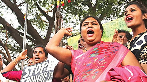 யார் என்ன எப்படி? - மாற்றுப் பாலினத்தோர் மசோதா ஏன் எதிர்க்கப்படுகிறது?