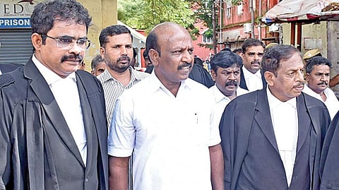 சிட்கோ நிலத்தில் வீடு வாங்கிய விவகாரம் தொடர்பான வழக்கு விசாரணைக்காக சைதாப்பேட்டை 11-வது பெருநகர குற்றவியல் நீதிமன்றத்தில் மா.சுப்பிரமணியன் ஆஜரானார். படம்: ம.பிரபு