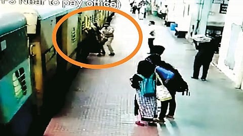 ஓடும் ரயிலில் ஏறும் முயற்சியில் தவறி விழப்போன பெண்ணின் உயிரைக் காப்பாற்றிய ரயில்வே காவலர்: துரித நடவடிக்கைக்கு பலரும் பாராட்டு