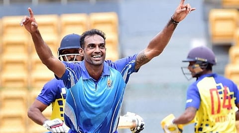 கர்நாடக வீரர் அபிமன்யு மிதுன்