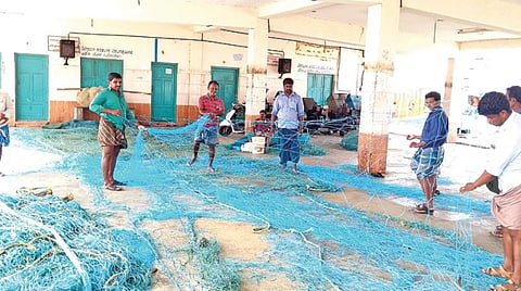 ஒக்கி புயல் பாதிப்பில் இருந்து குமரி மீனவ கிராமங்கள் மீளமுடியாத நிலையில் அன்றாட பிழைப்புக்காக கடலுக்கு செல்ல மீன்பிடி வலைகளை தயார்படுத்தும் மீனவர்கள். (அடுத்த படம்) ஒக்கி புயல் பாதிப்புக்கு பின்னர் ஏற்பட்ட வறட்சி, சூறைக்காற்று போன்றவற்றால் குமரி மாவட்டத்தில் மகசூல் இழந்து அழிந்து வரும் தென்னை மரங்கள்.