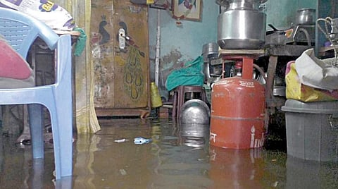 நாகை மாவட்டத்தில் நேற்று பெய்த பலத்த மழையால் வேளாங்கண்ணி செபஸ்தியார் நகரின் முக்கிய சாலைகள், வீடுகளில் தண்ணீர் தேங்கியதால் மக்கள் அவதிப்பட்டனர்.