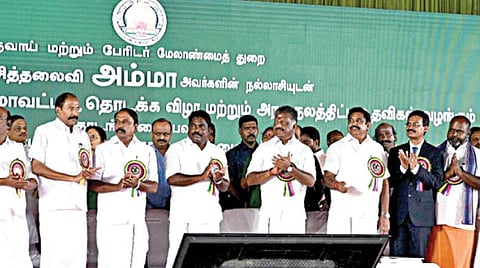 தமிழகத்தின் 37-வது மாவட்டமாக உதயமான செங்கல்பட்டு மாவட்டத்தை முதல்வர் பழனிசாமி நேற்று தொடங்கிவைத்தார். உடன் துணை முதல்வர் ஓ.பன்னீர்செல்வம் மற்றும் அமைச்சர்கள், அதிகாரிகள். படம்: எம்.முத்துகணேஷ்
