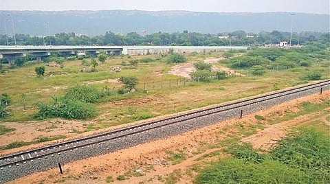 மதுரை வடபழஞ்சி தகவல் தொழில்நுட்பப் பூங்கா அருகே அமைக்கப்பட்டுள்ள அகல ரயில் பாதை | படங்கள்: த.இளங்கோவன்