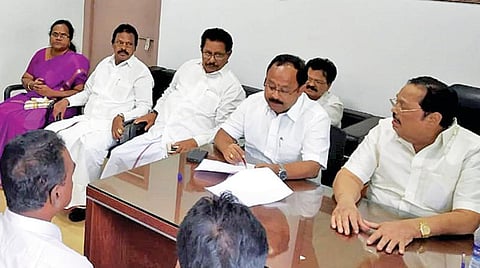 உள்ளாட்சி தேர்தலில் போட்டியிட விருப்ப மனு அளித்தவர்களிடம் நேர்காணல் நடத்திய திமுக பொருளாளர் துரைமுருகன்.