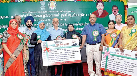 பிரதம மந்திரியின் தொழிலாளர் ஓய்வூதியத் திட்டத்தின்கீழ் அமைப்புசாரா தொழிலாளர்கள் மற்றும் சிறு வணிகர்களுக்கான ஓய்வூதிய அட்டைகள் வழங்கும் விழா சென்னையில் நேற்று நடைபெற்றது. இந்நிகழ்ச்சியில் தொழிலாளர் நலத் துறை அமைச்சர் நிலோஃபர் கபீல், தொழிலாளர்களுக்கு ஓய்வூதிய அடையாள அட்டைகளை வழங்கினார். இந்நிகழ்ச்சியில் தொழிலாளர் மற்றும் வேலைவாய்ப்புத் துறை செயலாளர் முகமது நசிமுத்தீன், தொழிலாளர் ஆணையர் இரா.நந்தகோபால், சென்னை மாவட்ட ஆட்சியர் ஆர்.சீத்தாலட்சுமி, கூடுதல் தொழிலாளர் ஆணையர் அ.யாஸ்மின் பேகம், தமிழ்நாடு கட்டுமான தொழிலாளர்கள் நல வாரியத்தின் செயலாளர் குமரன் உள்ளிட்டோர் பங்கேற்றனர்.