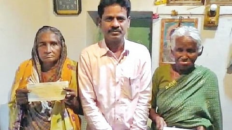 பழைய ரூபாய் நோட்டுகளுடன் தவித்த மூதாட்டிகளுக்கு பணம் வழங்கிய சென்னை பள்ளி அறக்கட்டளை
