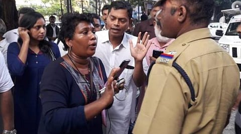 கடந்த வாரம் கொச்சி போலீஸ் ஆணையர் அலுவலகத்தில் தாக்கப்பட்ட பிந்து போலீஸாருடன் வாக்குவாதத்தில் ஈடுபட்ட காட்சி : கோப்புப்படம்