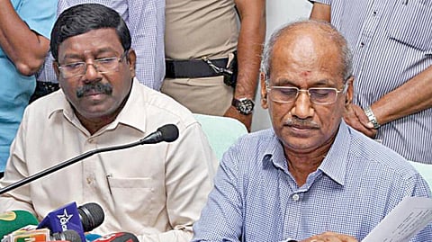 தமிழகத்தில் உள்ள ஊரக உள்ளாட்சி அமைப்புகளுக்கான தேர்தல் தேதியை மாநில தேர்தல் ஆணையர் ஆர்.பழனிசாமி நேற்று அறிவித்தார். உடன், மாநில தேர்தல் ஆணைய செயலர் எல்.சுப்பிரமணியன்.படம்: ம.பிரபு