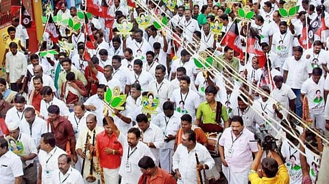 கிராமப்புறங்களுக்கு தேர்தல் அறிவிப்பால் நகர்புறத்தில் பலத்தை பிரயோகித்து வெல்ல அதிமுக திட்டம்? - எதிர்க்கட்சிகள் குற்றச்சாட்டு