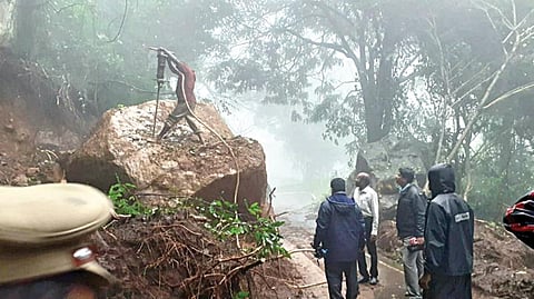 குன்னூர் - மேட்டுப்பாளையம் தேசிய நெடுஞ்சாலையில் உருண்டு விழுந்த பாறையை துளையிட்டு உடைக்கும் பணியில் ஈடுபட்டுள்ள தொழிலாளர்கள்.