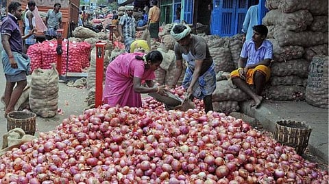 இந்திய வெங்காயச் சந்தை வரலாற்றில் முதல் முறையாக பெரிய வெங்காயம் கிலோ ரூ.140-க்கு விற்பனை: சின்ன வெங்காயம் இரட்டை சதத்தை தொட வாய்ப்பு