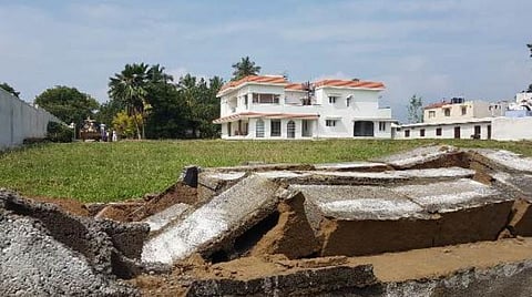 மேட்டுப்பாளையம் விபத்துக்குக் காரணமான சுற்றுச் சுவர் முழுமையாக இடிப்பு; ஆபத்தான பிற சுவர்களும் இடித்து அகற்றம்