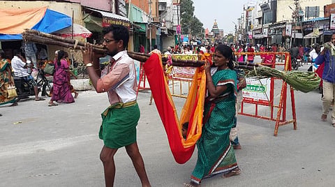 தி.மலை கார்த்திகை தீபத் திருவிழாவின் 6-வது நாள் உற்சவத்தில் 63 நாயன்மார்கள் வீதியுலா: கரும்பு தொட்டிலில் குழந்தையை சுமந்து பெற்றோர் நேர்த்திக்கடன்