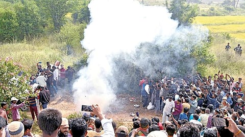 தெலங்கானாவில் கால்நடை பெண் டாக்டர் கொலை வழக்கில் கைது செய்யப்பட்ட 4 பேர் நேற்று ஹைதராபாத் அருகே போலீஸ் என்கவுன்ட்டரில் கொல்லப்பட்டதை தொடர்ந்து, என்கவுன்ட்டர் நடந்த இடத்தில் பொதுமக்கள் பட்டாசு வெடித்து தங்கள் மகிழ்ச்சியை வெளிப்படுத்தினர். படம்: ஜி.ராமகிருஷ்ணா.