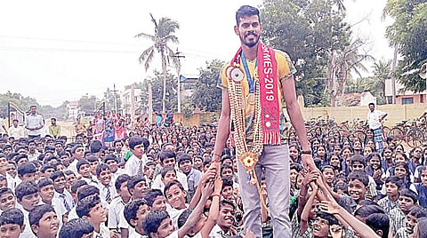 நேபாளத்தில் நடைபெற்று வரும் தெற்காசிய விளையாட்டில் ஆடவருக்கான வாலிபாலில் ஜெரோம் வினித் தலைமையிலான இந்திய அணி தங்கப் பதக்கம் வென்றிருந்தது. இந்நிலையில் தனது சொந்த ஊரான புதுக்கோட்டை மாவட்டம் கறம்பக்குடி அருகே உள்ள கோட்டைக்காடு பகுதிக்கு திரும்பிய ஜெரோம் வினித்துக்கு நேற்று உற்சாக வரவேற்பு அளிக்கப்பட்டது.