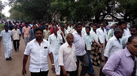 கஞ்சா வழக்கில் இளைஞரைக் கைது செய்து போலீஸார் தாக்கு: விருதுநகர் எஸ்.பி. அலுவலகத்தில் 7 கிராம மக்கள் முற்றுகை