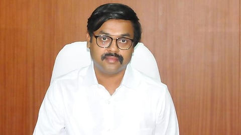 ‘சும்மா கிழி’ தர்பார் பாடல் வரிமூலம் என்கவுன்ட்டருக்கு ஆதரவு: சர்ச்சையில் சிக்கிய திருப்பூர் ஆட்சியர்
