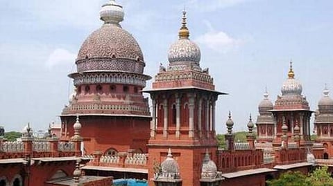 திருமணமாகாத ஆணும், பெண்ணும் விடுதியில் ஒரே அறையில் தங்கக்கூடாது என்று சட்டத்தில் கூறவில்லை: சென்னை உயர் நீதிமன்றம்