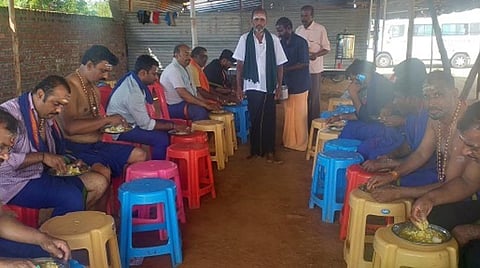 இருமுடிகட்டி வரும் ஐயப்ப பக்தர்களுக்கு 24 மணி நேரமும் அன்னதானம்: தேனி விவசாயிகளின் வித்தியாசமான சேவை